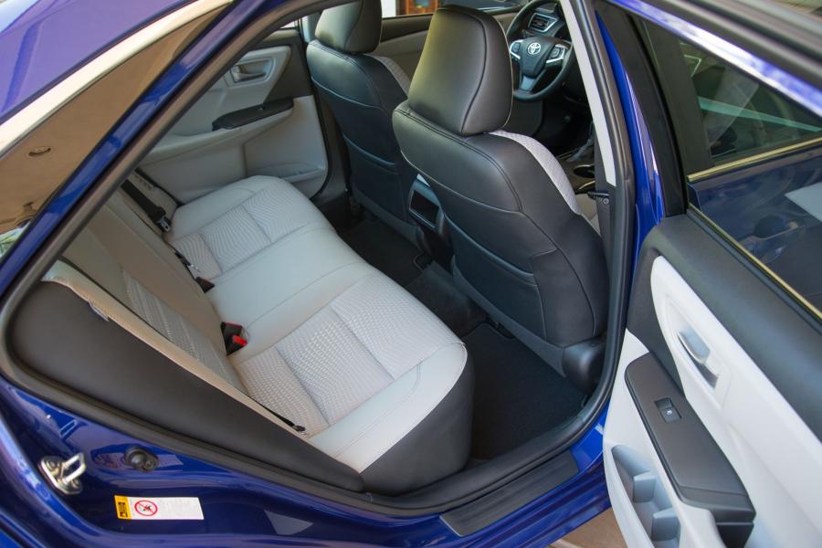  Toyota Camry Hybrid 2015 года  (US) (фото 17 из 28)